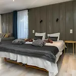Aparthotel Johan & 4*